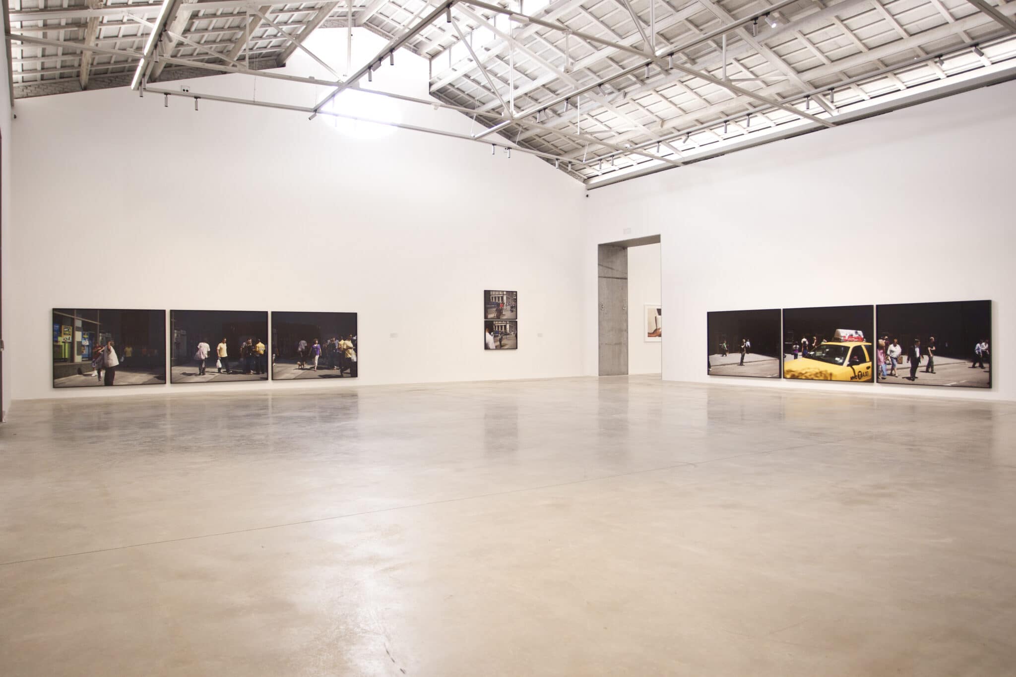 Instalación de las fotografías de Paul Graham en Centre d'Arts Bombas Gens