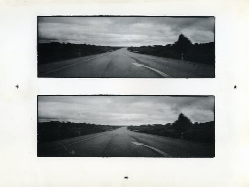 Imágenes de una carretera tomadas desde un coche. Fotografía en blanco y negro.