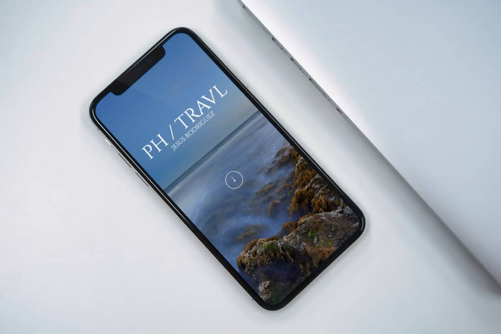 Mockup con ejemplo de como queda tu web de fotos en un móvil.