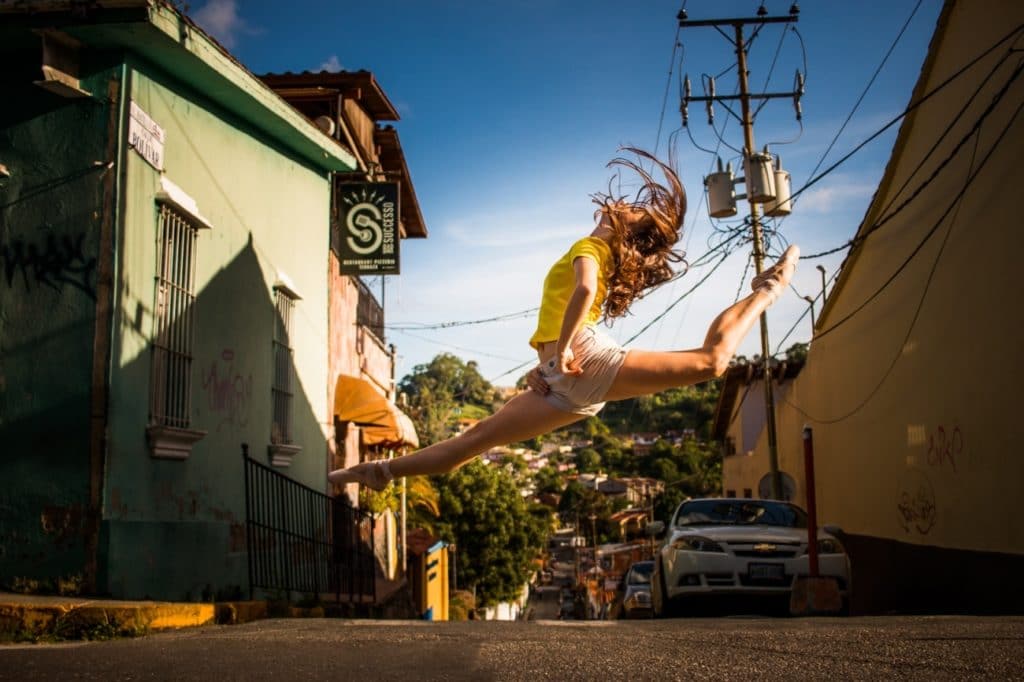 bailarina saltando en una calle de Caracas